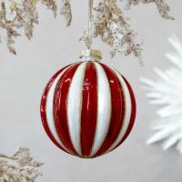 Stribet julekugle ophængt på grene som pynt til jul