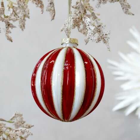 Stribet julekugle ophængt på grene som pynt til jul