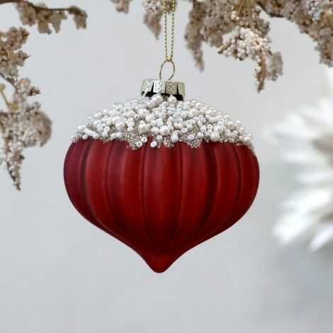 julekugler med perler ophængt på gren til pynt til jul