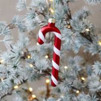 Julestok ophængt på grangrene