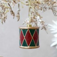 Jule tromme ophængt på en gren til pynt ved juletid