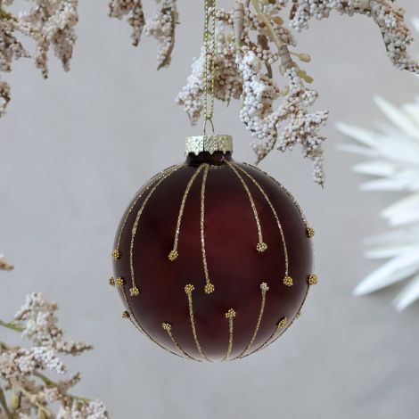 Chic antique julekugle ophængt på grene til pynt til jul