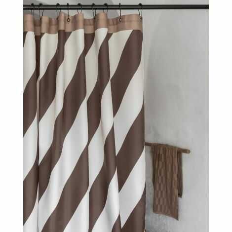 Brunt badeforhæng med brede striber i brun og off-white ophæng på badestang i tidsløs design