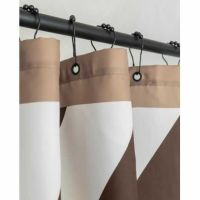 Brunt badeforhæng ophængt med sorte ringe på badestagen