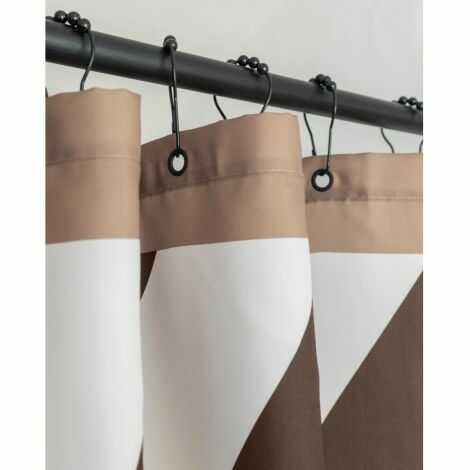 Brunt badeforhæng ophængt med sorte ringe på badestagen