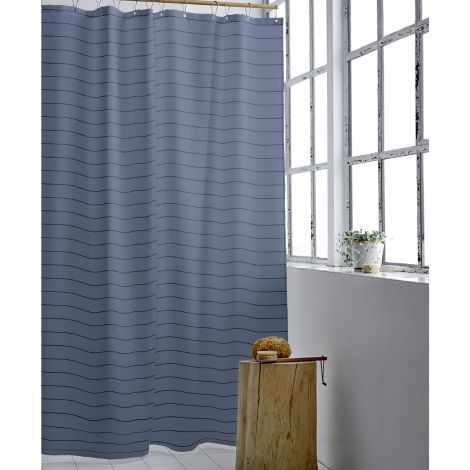 Blå badeforhæng ophængt på bruseforhængsstang på badeværelset til minimering af vandsprøjt