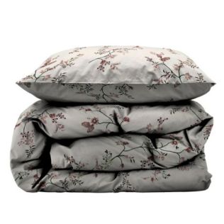 Lækkert sengetøj med blomster 140x220 lagt på hovedpude og dyne med ekstra længde