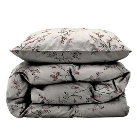 Lækkert sengetøj med blomster 140x220 lagt på hovedpude og dyne med ekstra længde