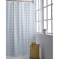 Badeforhæng lyseblå ophæng på badestang på badeværelset