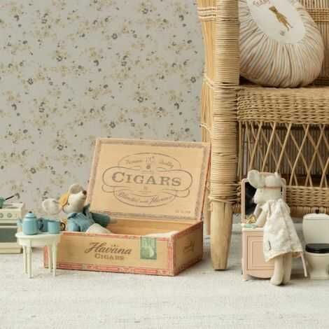 Maileg far mus sidder i æsken mens mor mus pynter sig