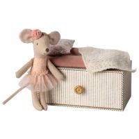 Maileg dansemus står foran sin daybed som musen bruger som seng