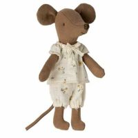 Maileg mus i æske - brun storesøster mus i beige nattøj med blomster print og magnet i hænderne