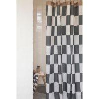 Ternet badeforhæng mørkegrå og råhvid ophængt på badestang ved brusekabine