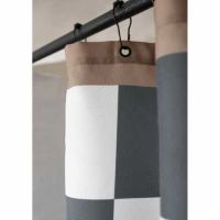 Ternet badeforhæng 150x200 med sorte metalkovser ophængt med sorte metalringe på badestang