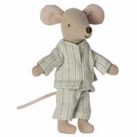 Mus i tændstikæske storebror i pyjamas klar til en god nattesøvn i æsken