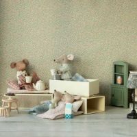 Mus i tændstikæske storebror med sine venner der forbereder en nats søv i æsken med de andre maileg mus