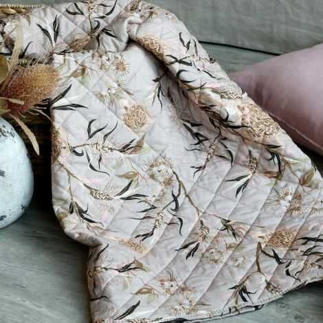 Blomstret vattæppe 180x130 udfoldet så blomster mønstret ses