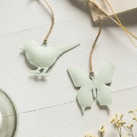 Søde grønne fugle til pynt ligger som dekoration på et bord og skaber forårsstemning