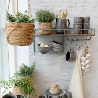 Hængeskjuler med krydderurter ophængt i køkkenet