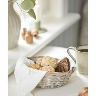 Brødkurv flet med morgen boller og rugbrød på morgenbordet