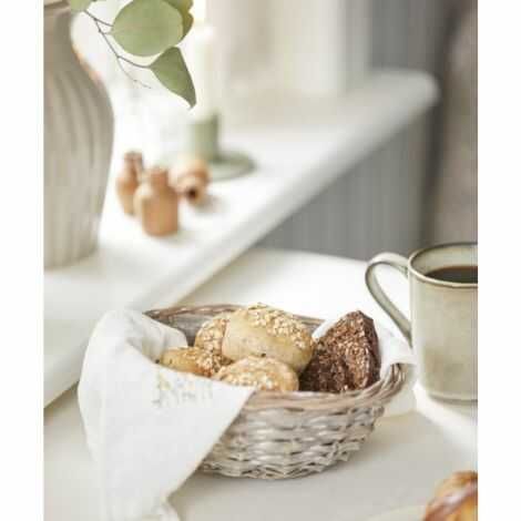 Brødkurv flet med morgen boller og rugbrød på morgenbordet
