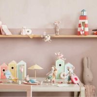 Maileg strandmus hele familien der soler, leger og bader på stranden