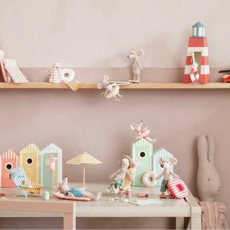 Maileg strandmus hele familien der soler, leger og bader på stranden