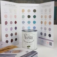 Vintage paint farvekort med en bøtte kalkmaling stående foran