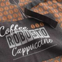 Forklæde til kvinder hvor lommen ses tæt på med skriften coffee robusto cappuccino