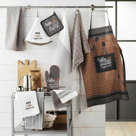 Forklæde til kvinder og mænd hænger på en knage i køkkenet klar til brug