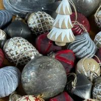 julekugler-glas-mellem-dekoreret-med-andet-smukt-julepynt-i-et fad