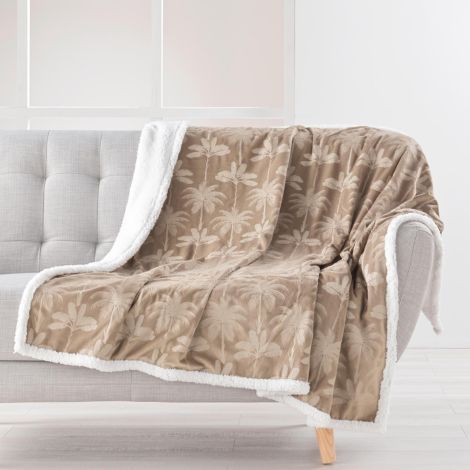Bløde plaider lagt i sofaen i stuen klar til at tage over sig