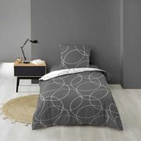 Mørkegråt sengetøj til enkeltdyne lagt på sengen i soveværelset