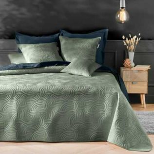 Sengetæppe med puder grøn med blød velour overflade 220x240 og 2 pudebetræk 60x60 cm. her lagt på en dobbeltseng