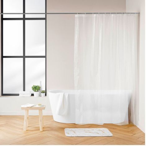 Gennemsigtig badeforhæng i plast, peva ophængt på badestang ved badekar