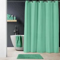 Badeforhæng med integrerede øjer i en lys og frisk grøn farve ophængt på badestangen ved badekarret