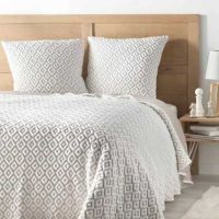 Hvidt og beige sengetæppe 220x240 med 2 pudebetræk 60x60 i mikrofiber