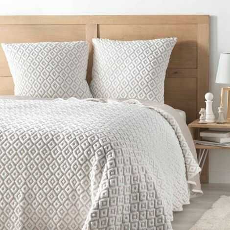 Hvidt og beige sengetæppe 220x240 med 2 pudebetræk 60x60 i mikrofiber