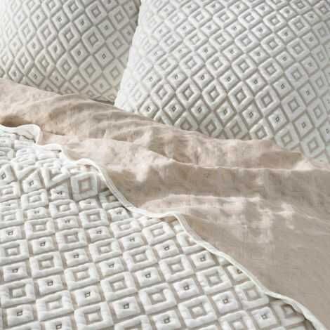 Beige sengetæppe 220x240 med 2 pudebetræk og mønster i hvid blød polyester