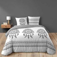 Sengesæt med fjer 240x220 lagt på dobbeltsengen i soveværelset