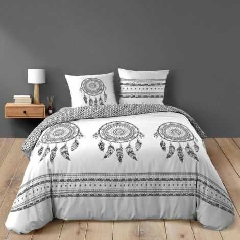 Sengesæt med fjer 240x220 lagt på dobbeltsengen i soveværelset