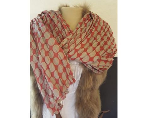 Tørklæde pudder, beige og røde farver med cirkel mønster til piger
