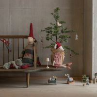 Maileg nissedreng stor sidder på en stol og skaber julestemning i hjemmet