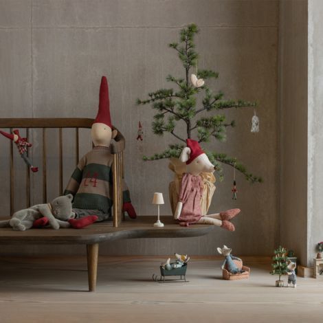 Maileg nissedreng stor sidder på en stol og skaber julestemning i hjemmet