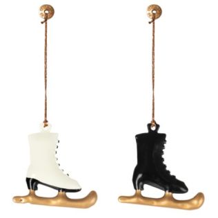 Pynt til jul skøjter fra Maileg sæt med 1 hvid og 1 sort skøjte til ophæng og dekoration ved juletid