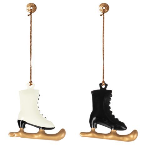 Pynt til jul skøjter fra Maileg sæt med 1 hvid og 1 sort skøjte til ophæng og dekoration ved juletid