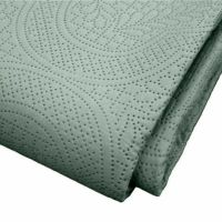 Sengetæppe med puder hvor mønsteret i tekstilet ses tæt på