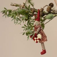 Maileg juleophæng hjerte ophængt på en gren med en maileg nisse