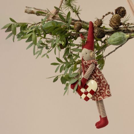 Maileg juleophæng hjerte ophængt på en gren med en maileg nisse