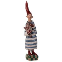 Maileg nisse noel nr. 36 hvor nissen står med et kræmmerhus i hænderne